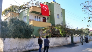 Kahramanmaraş’ta cinayet zanlısının saldırısında şehit olan polisin Osmaniye’deki babaevine Türk bayrakları asıldı