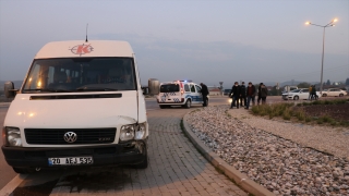 Ehliyetine el konulan sürücü minibüsüyle polis aracına çarpınca yakalandı