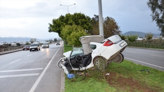 Antalya’da aydınlatma direğine çarpan otomobilin sürücüsü yaşamını yitirdi