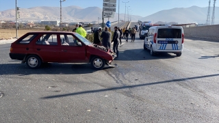 Niğde’de otomobille çarpışan ambulanstaki 3 sağlık personeli hafif yaralandı