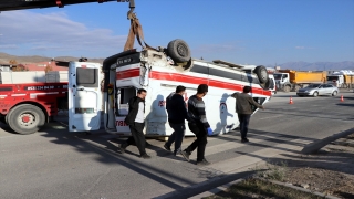 Elazığ’da ambulansla hafif ticari araç çarpıştı: 4 yaralı