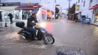 Bodrum’da sağanak taşkına neden oldu