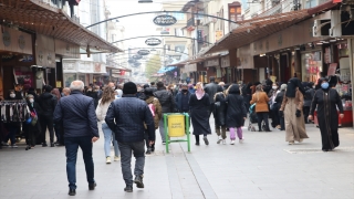 Gaziantep’te salgına rağmen vatandaşın oluşturduğu yoğunluk dikkat çekiyor