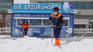 Erzurum’da kar timleri iş başında