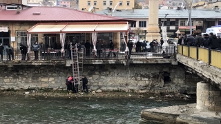 Bayburt’ta köprüden düşen kişiyi itfaiye ekipleri kurtardı