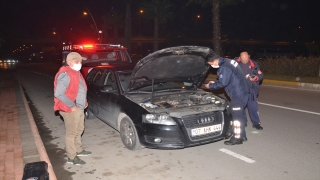 Antalya’da otomobilin çamurluğunda sıkışan kediyi itfaiye kurtardı