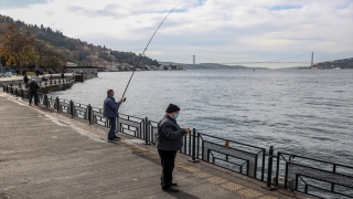 İstanbul’da olta balıkçılığı yapanlara mesafe ve sigara denetimi