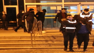 Erzincan’da kendilerini polis olarak tanıtarak gasp yapan 3 şüpheli tutuklandı