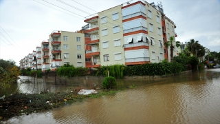 Antalya’daki kuvvetli yağışta evlerini su basan vatandaşlar temizlik çalışması yapıyor