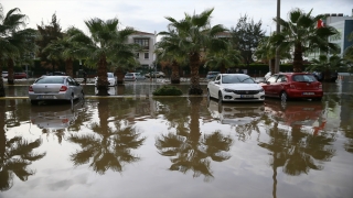 İzmir’de denizin taşması sonucu su içinde kalan araçların kurtarılması için çalışmalar sürüyor