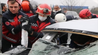 Sakarya’da otomobil tırın altına girdi: 3 yaralı