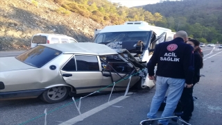 Antalya’da otomobille ticari araç çarpıştı: 2 ölü, 1 yaralı