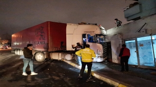 Beylikdüzü’nde tırın kaza anı güvenlik kamerasına yansıdı