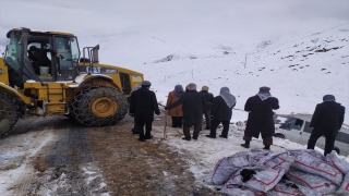 Van’da yolda mahsur kalan vatandaşlar belediye ekiplerince kurtarıldı