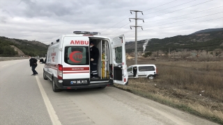 Karabük’te devrilen hafif ticari araçtaki 3 kişi yaralandı