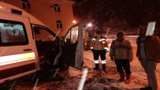 Van’da yolu kardan kapanan mahalledeki hastanın yardımına ekipler yetişti