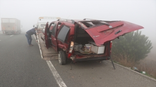 Balıkesir’de sisin etkili olduğu yoldaki zincirleme trafik kazasında 2 kişi yaralandı