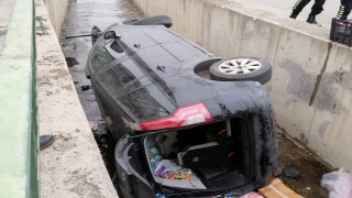 Karabük’te su kanalına devrilen otomobilin sürücüsü kurtarıldı