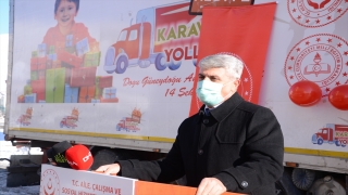 Doğu ve Güneydoğu’daki çocuklar için hazırlanan ”Hediye Karavanı” Bitlis’te