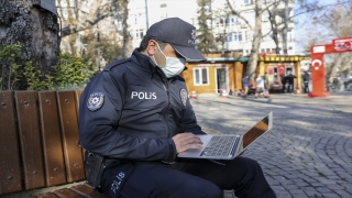 İlk iftarını bankta kumanyayla açarken objektife takılan polis memuru, AA’nın ”Yılın Fotoğrafları” oylamasına katıldı