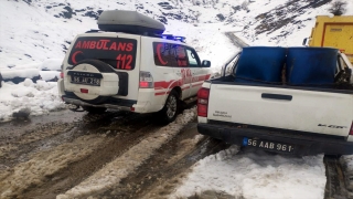 Siirt’te karda mahsur kalan 3 hasta ekiplerin yolu açmasıyla hastaneye ulaştırıldı