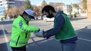 İHH’dan güvenlik güçlerine çikolata ikramı