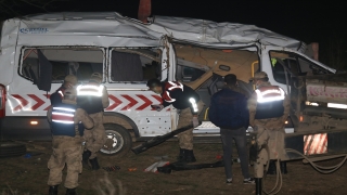 Hatay’da sağlık personelini taşıyan minibüs devrildi: 8 yaralı