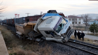 Elazığ’da hemzemin geçitte tıra yük treni çarptı: 5 yaralı