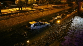 Adana’da otomobil sulama kanalına devrildi: 2 yaralı