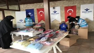 İnsan Vakfı el emeği göz nuru ürünleri paketledi