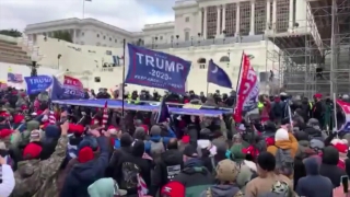 ABD’de Trump destekçileri polis barikatını aşarak Kongre binasına girdi