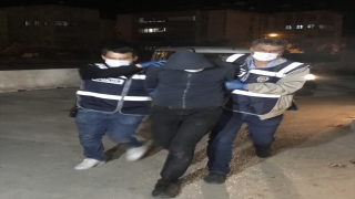 Adana’da çalıntı hafif ticari araç polisin 40 kilometrelik kovalaması sonucu durduruldu