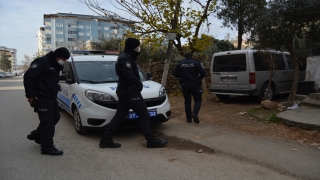 Gaziantep’te kendilerini salgın görevlisi olarak tanıtıp gasp yapan şüpheliler yaşlı çifti darbetti