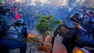 Nepal’de binlerce kişi, parlamentonun feshedilme kararını protesto etti