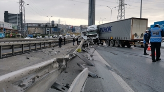 Beylikdüzü’nde bariyerlere çarpan tırın sürücüsü yaralandı