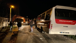 İzmir’de belediye personelini taşıyan midibüs devrildi: 4 yaralı