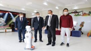 Adıyaman’da maske kontrolü ve sosyal mesafe ölçümü yapan robot tasarlandı