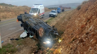 Kilis’te devrilen otomobildeki bir kişi öldü, 4 kişi yaralandı