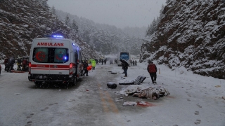 Antalya’da yolcu otobüsüyle hafif ticari araç çarpıştı: 2 ölü, 5 yaralı