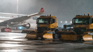 İstanbul Havalimanı’ndaki uçuşlar kar yağışına rağmen sürüyor