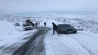 Elazığ’da karda mahsur kalan 15 kişi kurtarıldı