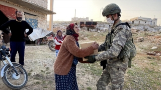 Mehmetçik Bahar Kalkanı bölgesindeki Suriyeli ihtiyaç sahiplerine yardım dağıttı 