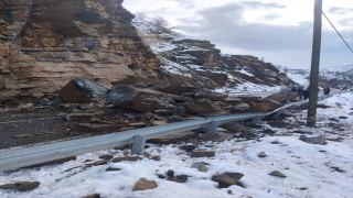 Hakkari’de dağdan kopan kaya parçalarının kapattığı yol ekiplerin çalışmasıyla açıldı