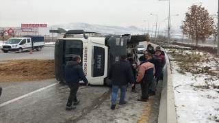 Ankara’da freni boşalan hafriyat kamyonu refüje çarparak devrildi: 1 yaralı