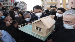 Bakan Kurum’dan Elazığ’da depremzede çocuğun yaptığı maket eve tam not