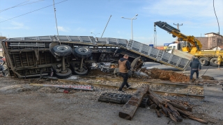 Tren ile tırın hemzemit geçitte çarpışması güvenlik kamerasında