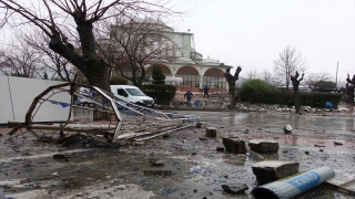 Manisa’da şiddetli rüzgar nedeniyle caminin minaresi yıkıldı