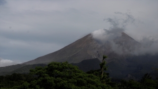 Endonezya’da Merapi Yanardağı’nda son 6 saatte 22 patlama oldu