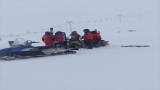 Erciyes’te kayak yaparken mahsur kalan turistleri JAK timi kurtardı