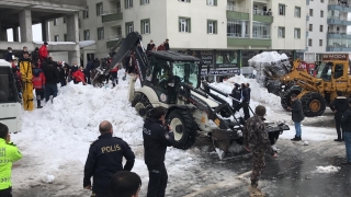 Bitlis’te çatıda biriken kar kütlesinin üzerine düştüğü 3 çocuk hastaneye kaldırıldı